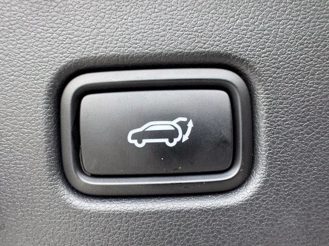 Used 2025 White Hyundai SEL Convenience image 8