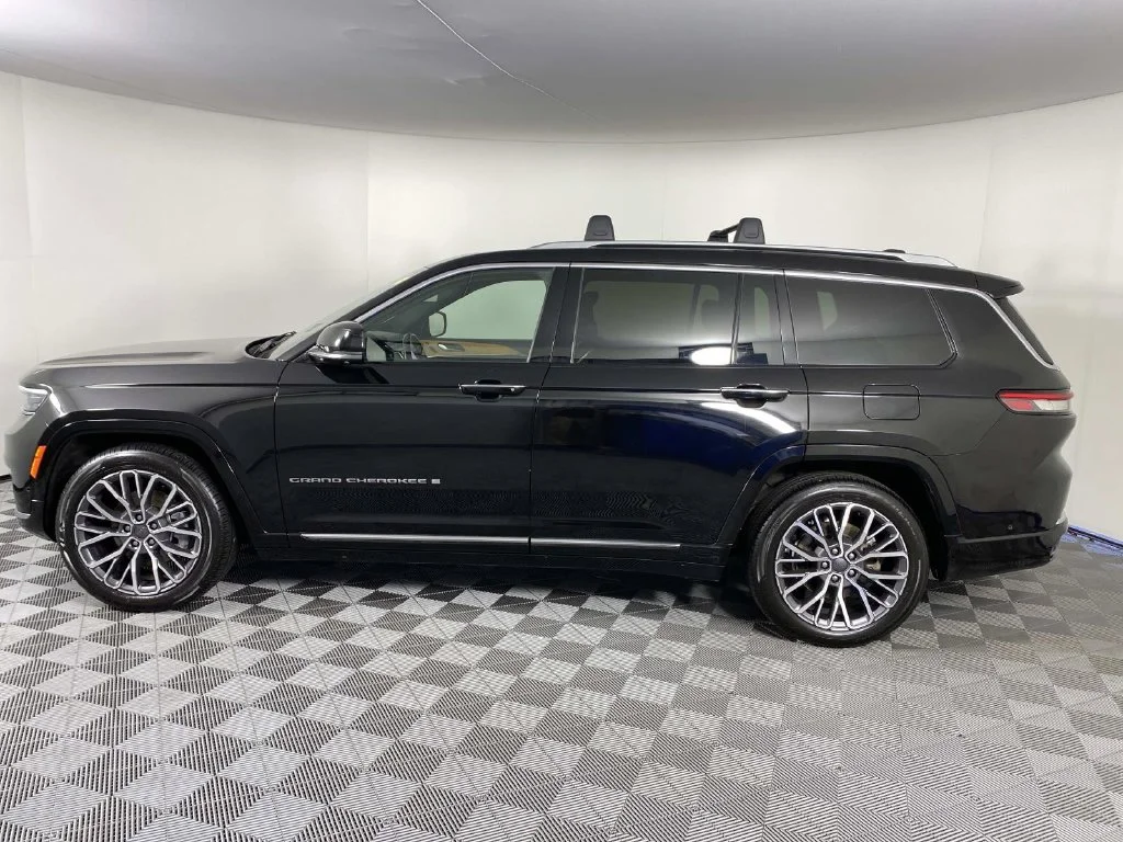 Used 2021 Diamond Black Jeep Summit image 5