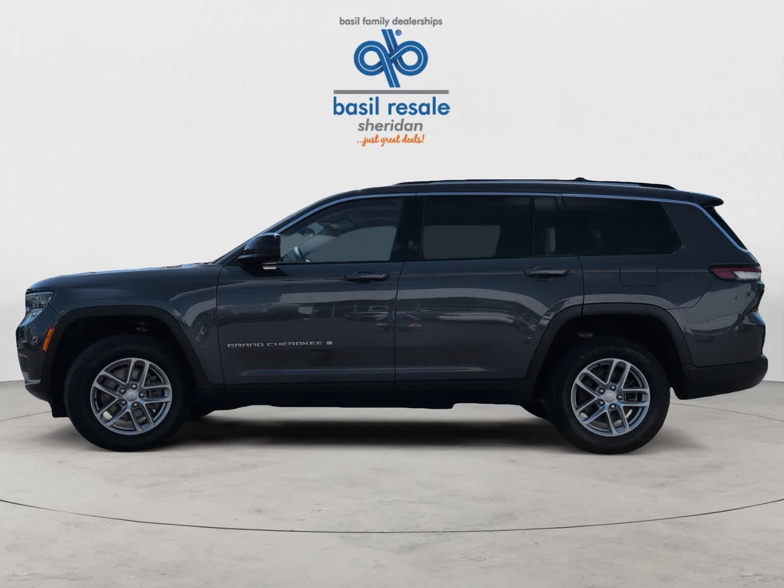 Used 2023 Baltic Gray Metallic Clearcoat Jeep Laredo image 3