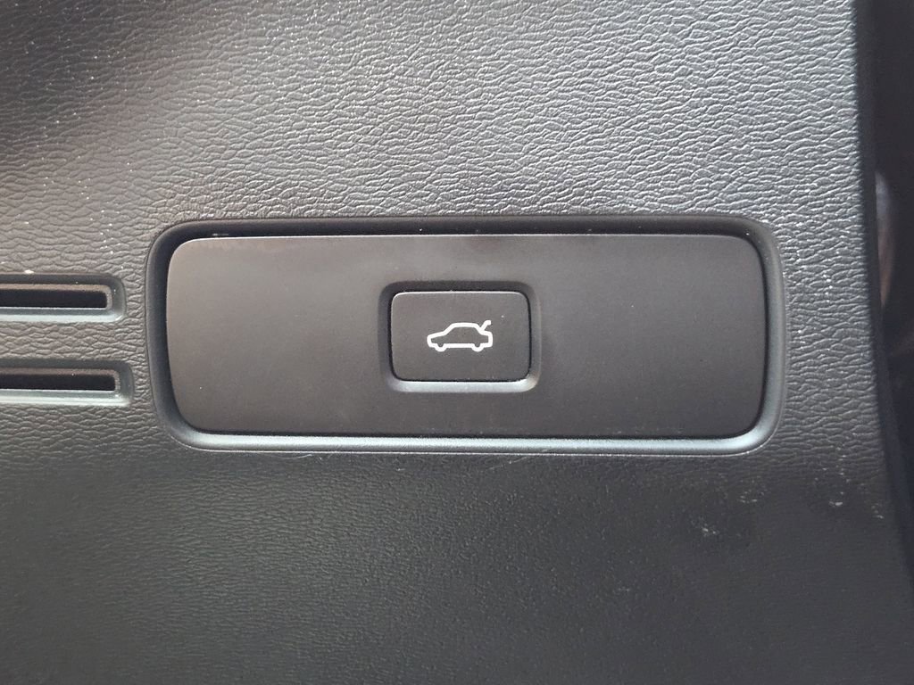 Used 2024  Volvo Core Bright Theme image 17