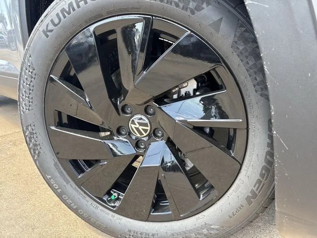 New 2026 Silver Volkswagen 2.0T SE w/Technology image 7