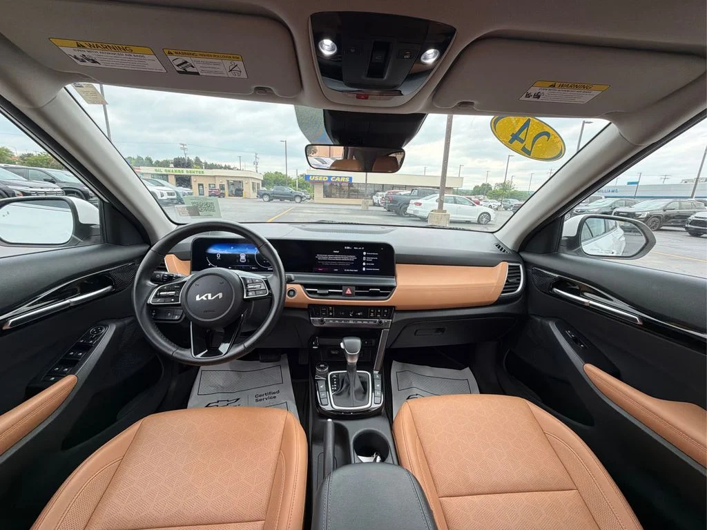 Used 2024 Snow White Pearl Kia EX image 26