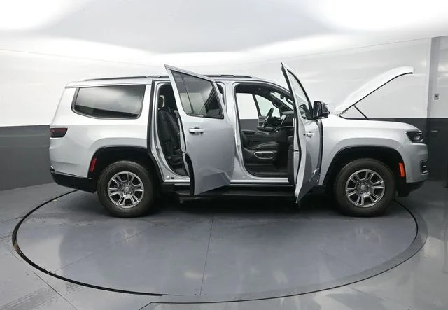 Used 2023 Silver Jeep Base image 37