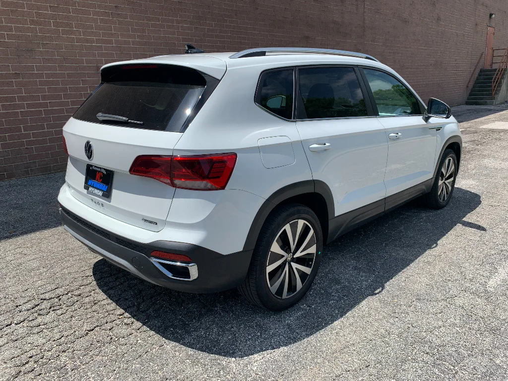 Used 2023 White Volkswagen SE image 5