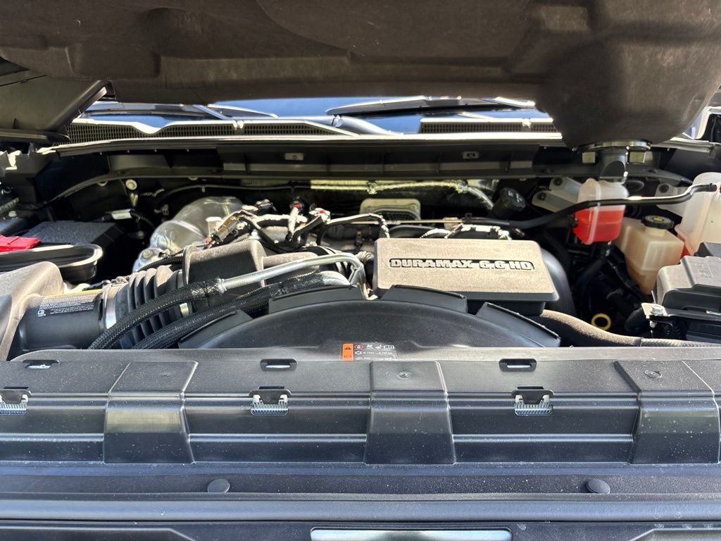 Used 2025 Silver GMC Denali image 10