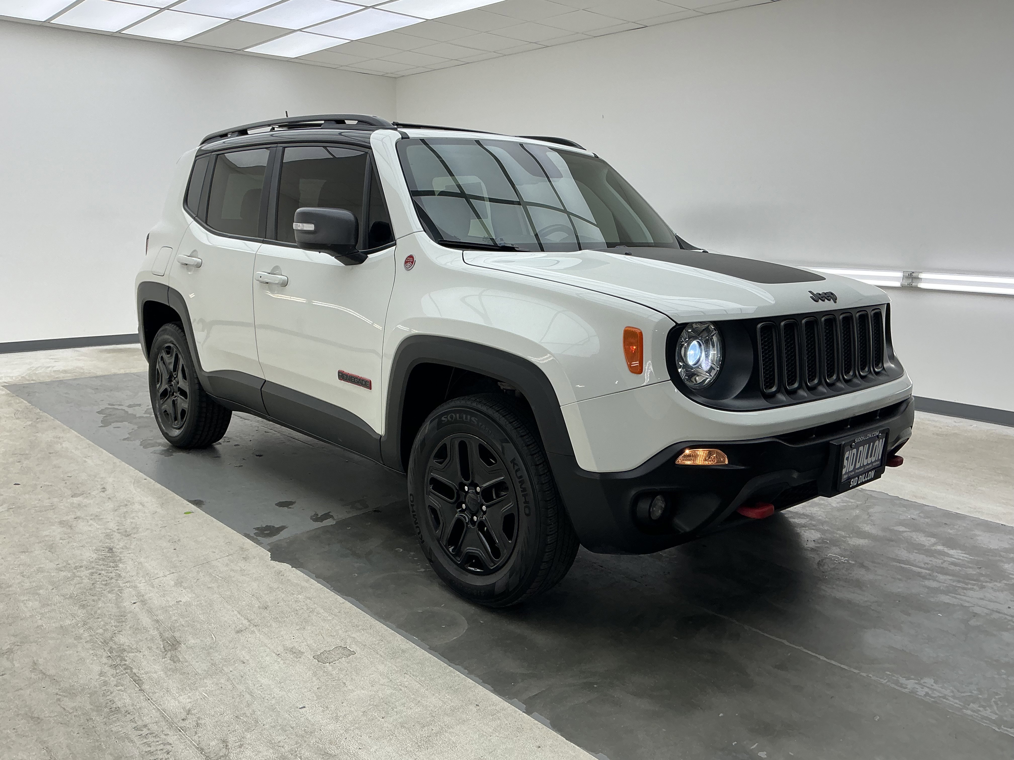 Used 2018 Alpine White Jeep Trailhawk image 3