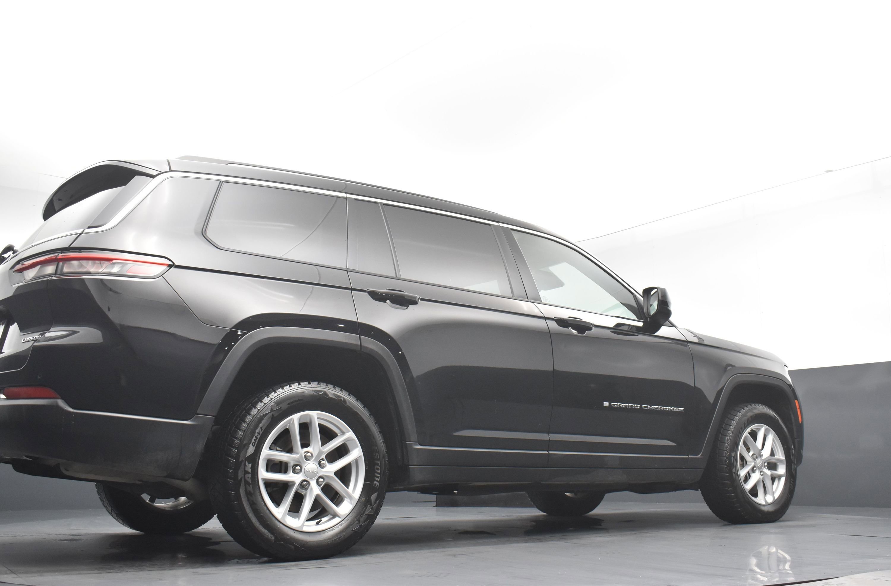 Used 2022 Diamond Black Crystal Pearlcoat Jeep Laredo image 27