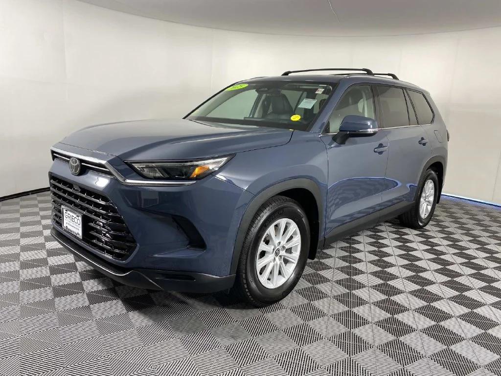 Used 2025 Cloud Toyota XLE image 4
