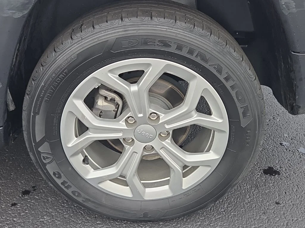 Used 2024 White Jeep Latitude image 10