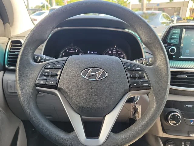 Used 2021 White Hyundai SE image 16