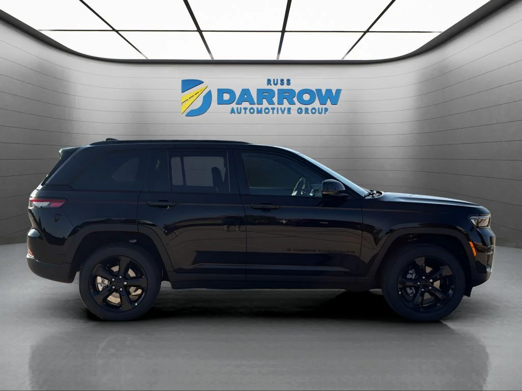 New 2025 Diamond Black Crystal Pearl-Coat Exterior Paint Jeep Altitude X image 6