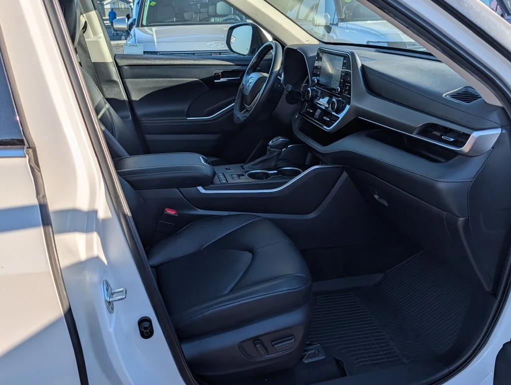 Used 2022 Beige Toyota XLE image 9