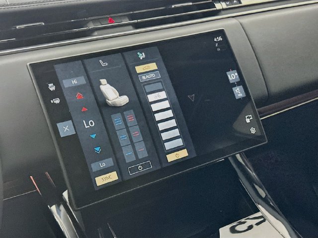 Used 2025  Land Rover SE image 15