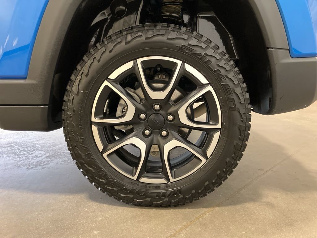 Used 2024 Hydro Blue Pearlcoat Jeep Trailhawk image 27