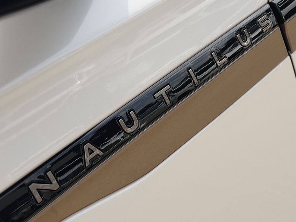 Used 2024 White Platinum Clearcoat Metallic Lincoln Black Label image 12