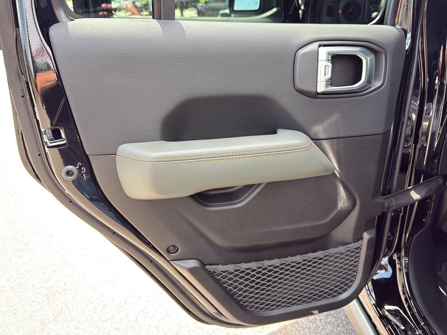 New 2026 Black Clear-Coat Exterior Paint Jeep Mojave X image 21
