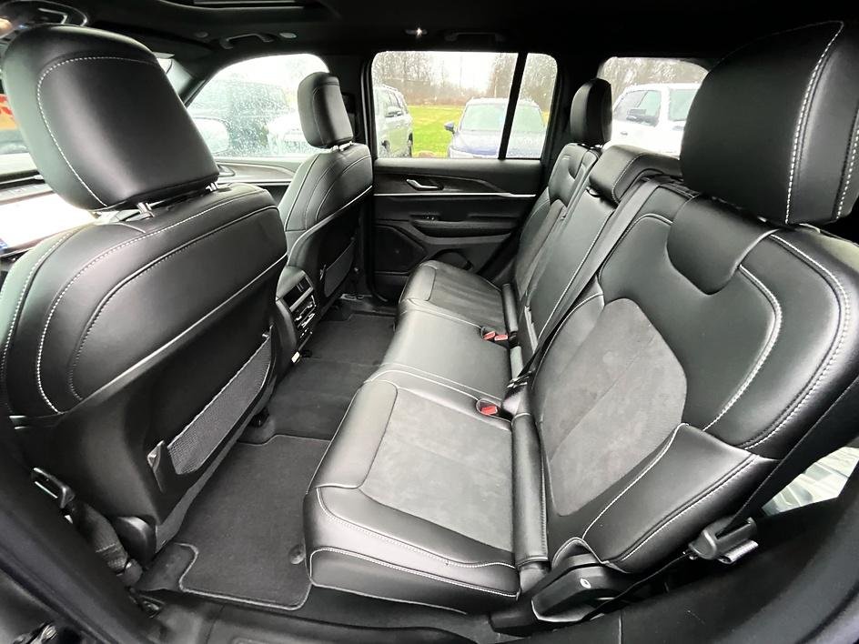 New 2026 Diamond Black Crystal Pearl-Coat Exterior Paint Jeep Laredo Altitude image 29