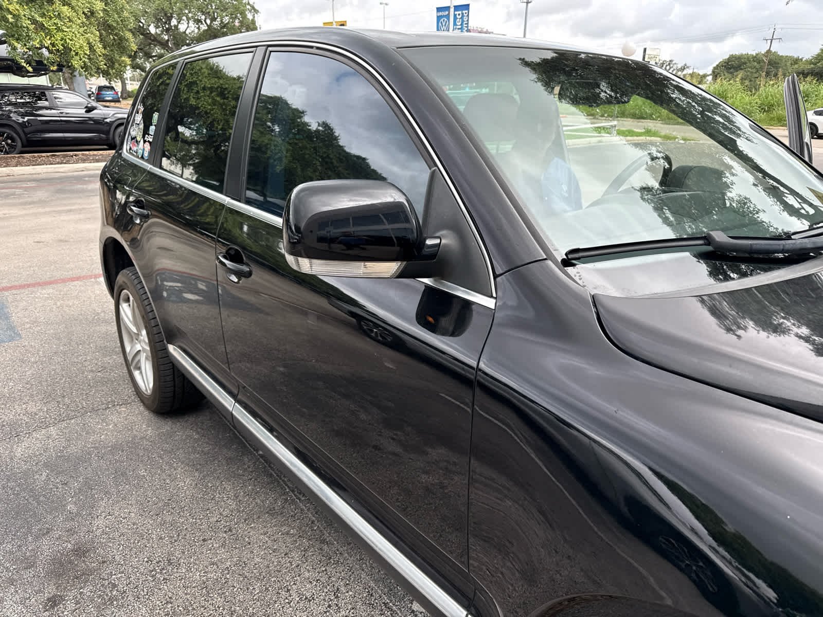 Used 2006 Black Volkswagen 4.2L V8 image 9