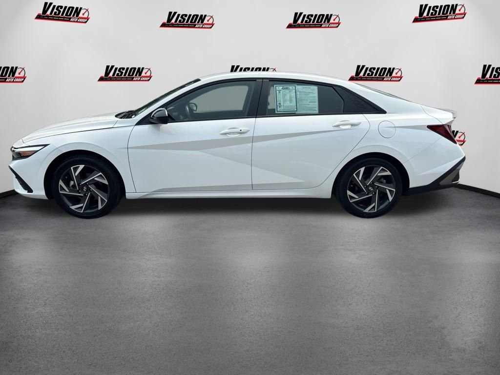 Used 2025 White Hyundai SEL Sport image 8