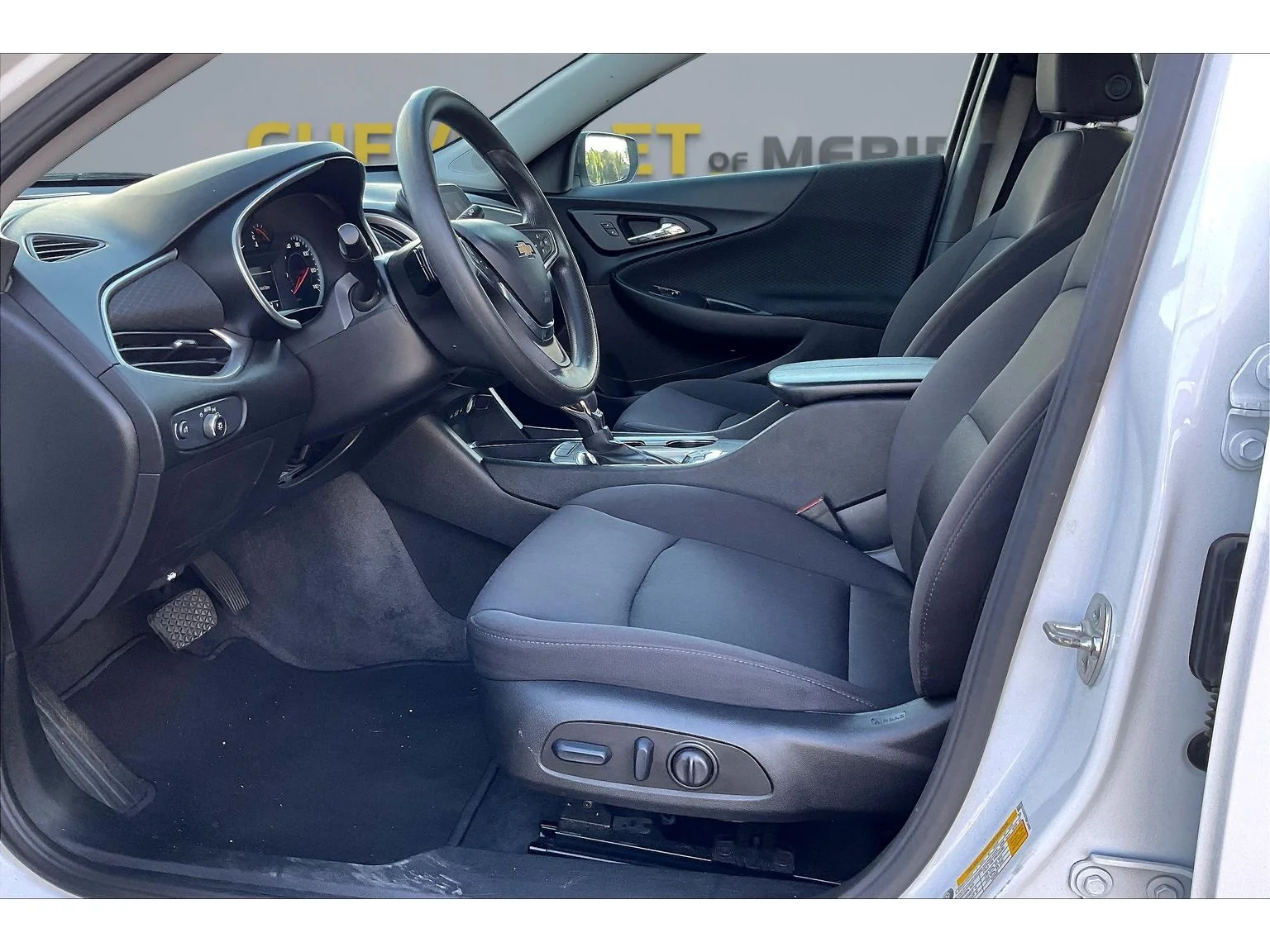 Used 2025 Summit White Chevrolet 1LT image 11