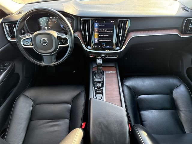 Used 2021  Volvo T5 Momentum image 10