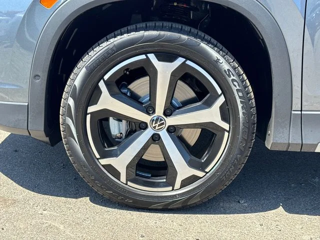 New 2026 Platinum Gray Metallic Volkswagen 2.0T SE image 9
