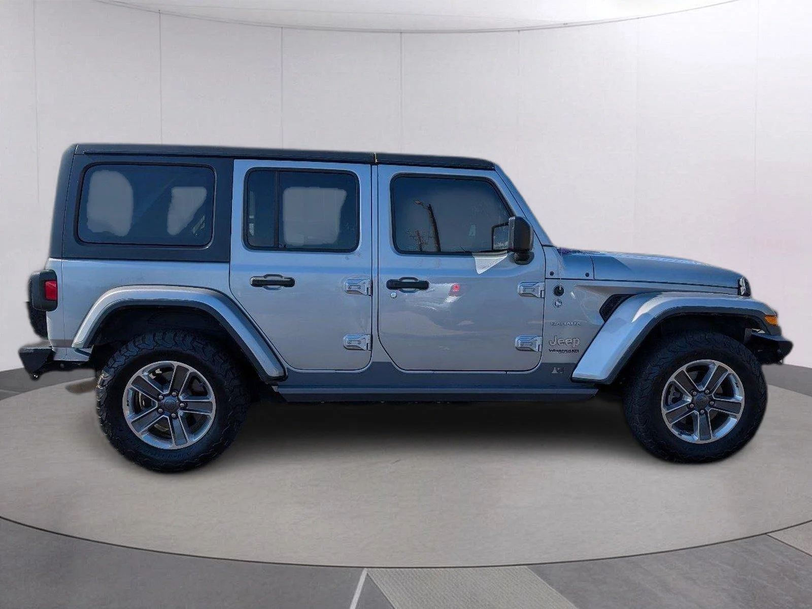 Used 2020 Billet Silver Metallic Clearcoat Jeep Sahara image 8