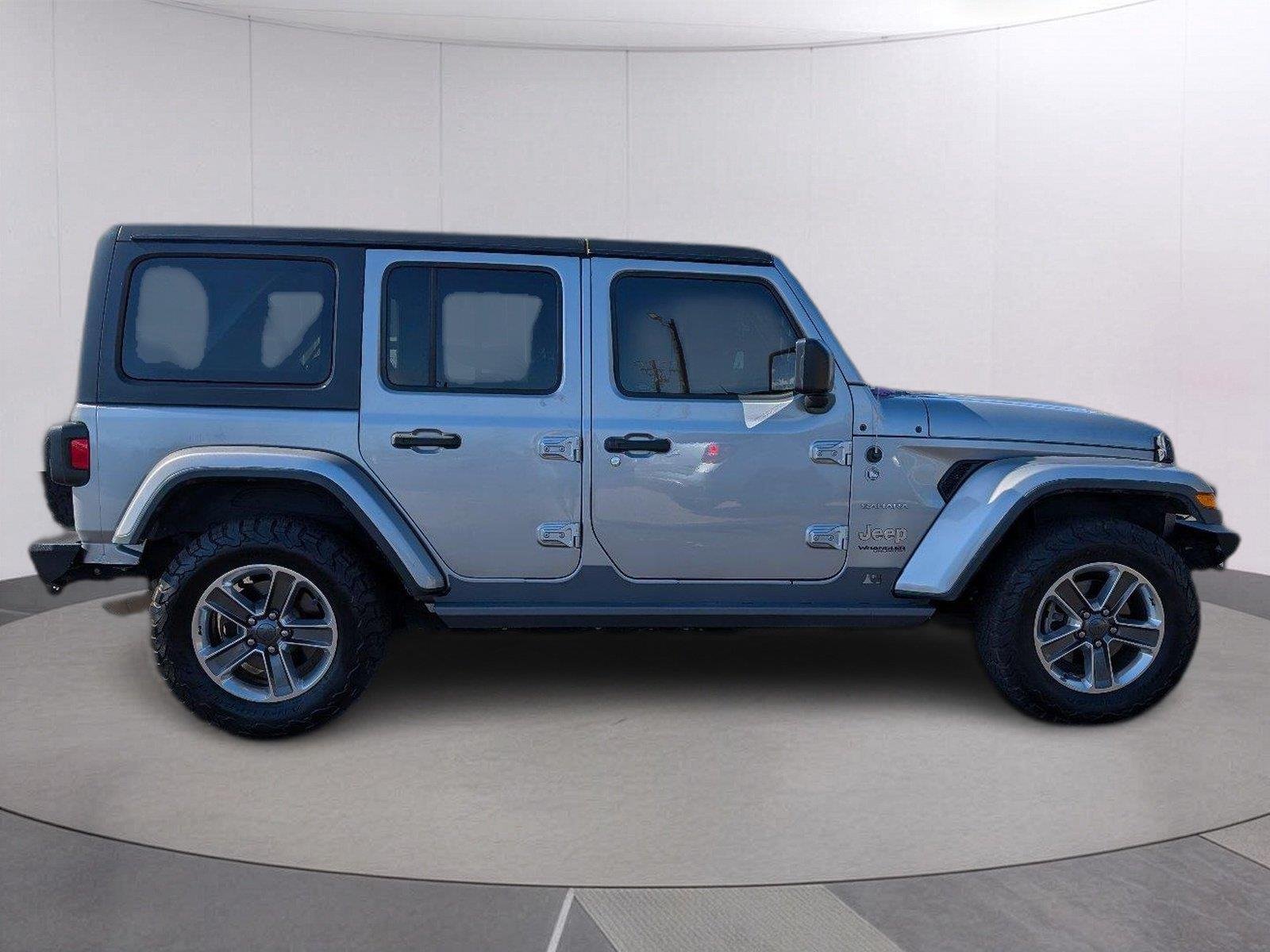 Used 2020 Billet Silver Metallic Clearcoat Jeep Sahara image 8