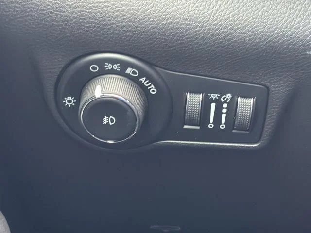 New 2026 White/off-white Jeep Latitude image 35