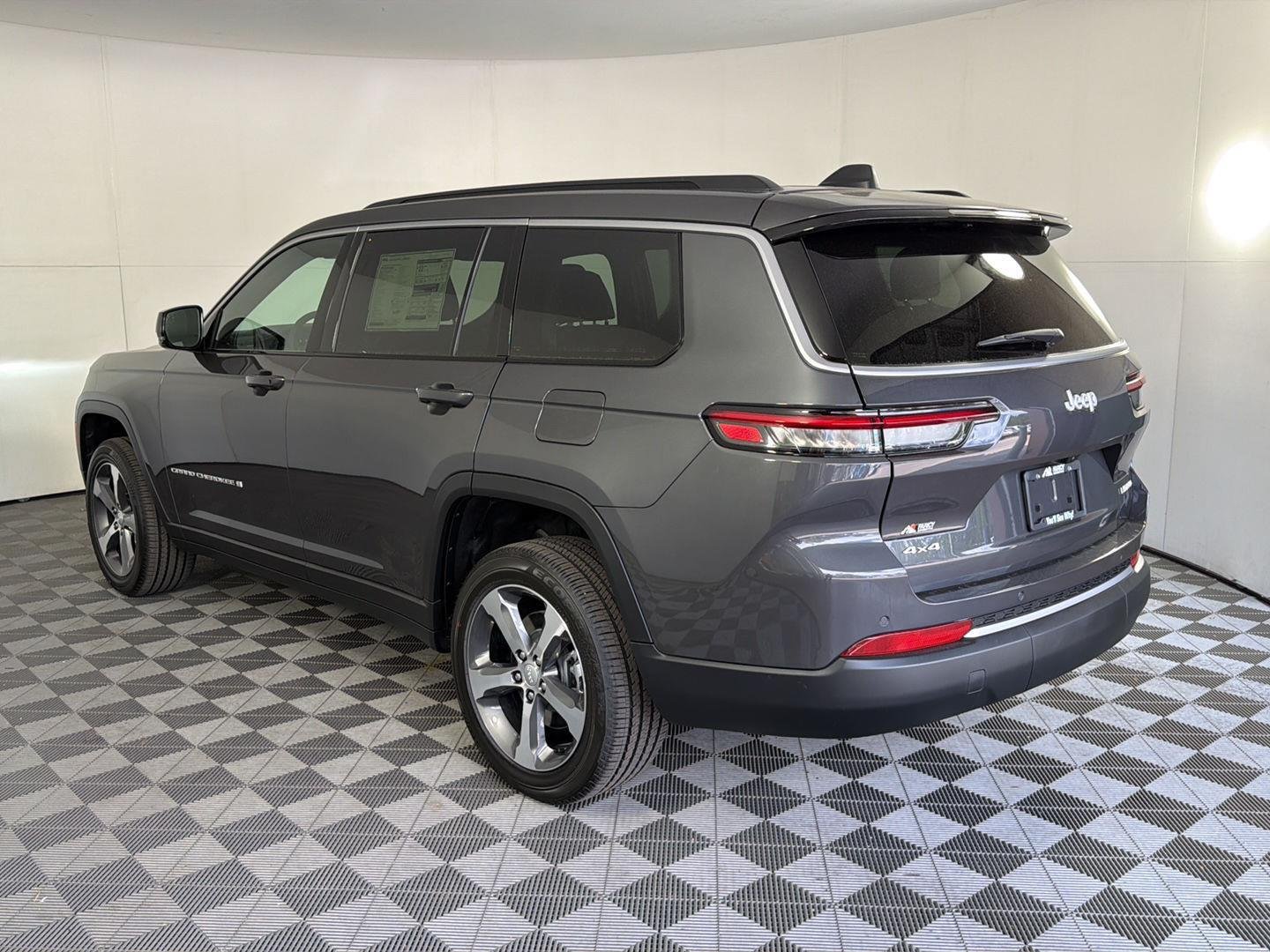 New 2026 Baltic Gray Metallic Clear-Coat Exterior Paint Jeep Limited image 6
