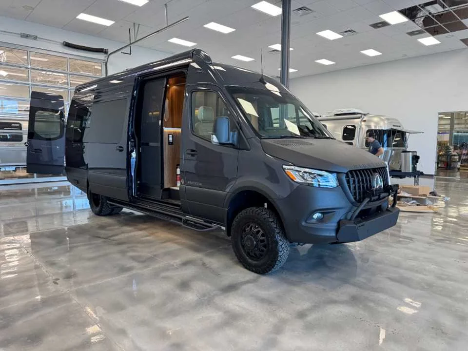 New 2027 TENORITE GREY PREMIUM METALLIC AIRSTREAM  image 10
