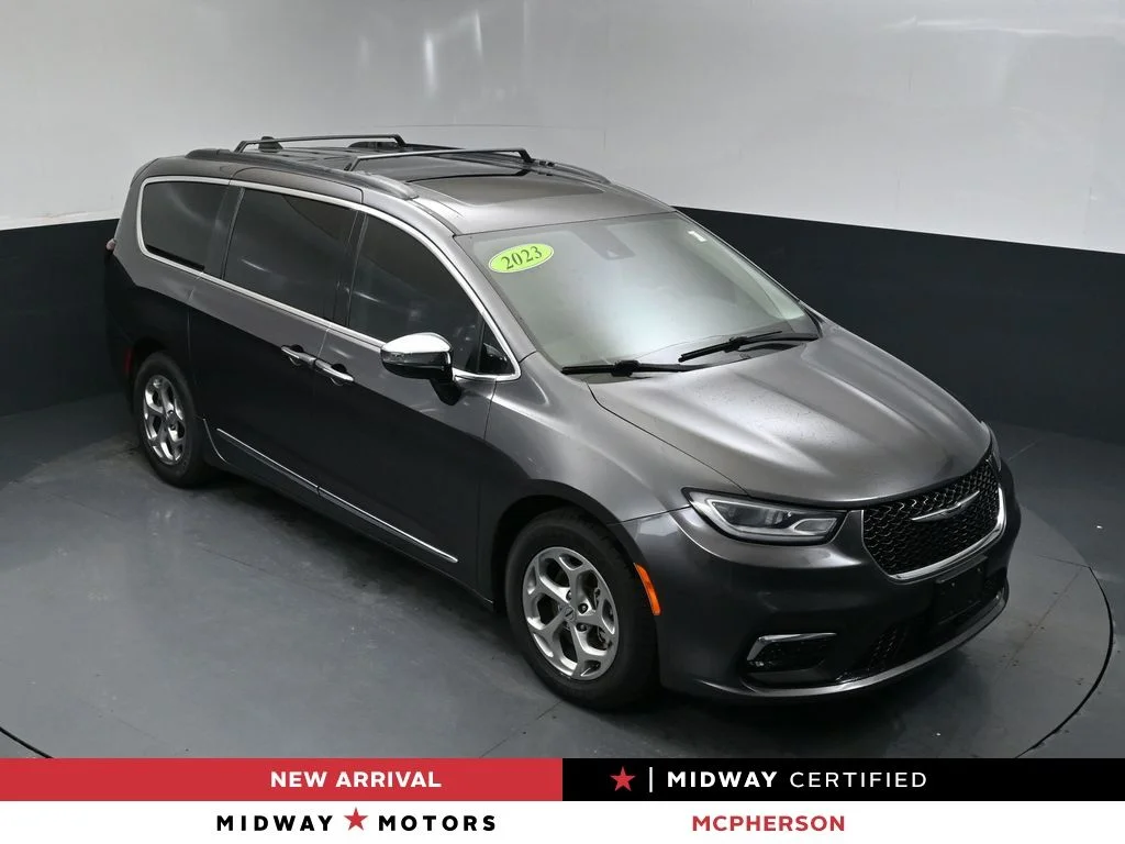 2023 Chrysler Pacifica Limited's photo