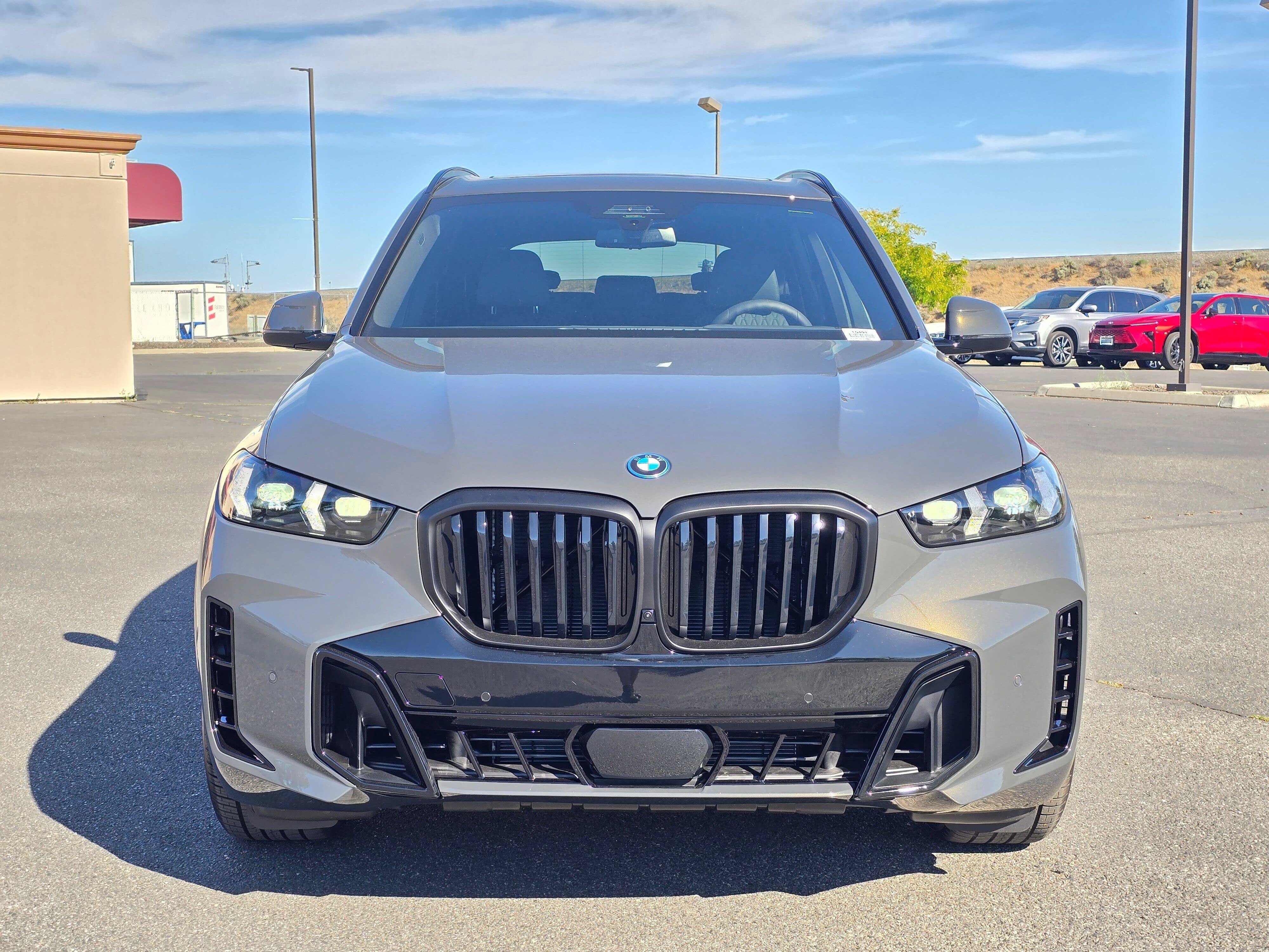 New 2026 Dravit Grey Metallic BMW xDrive50e image 6