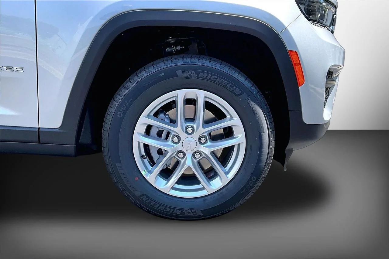 New 2026 Silver Zynith Jeep Laredo image 27