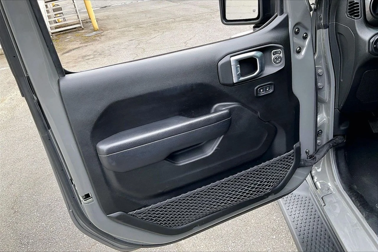Used 2022 Gray Jeep Sport Altitude image 27