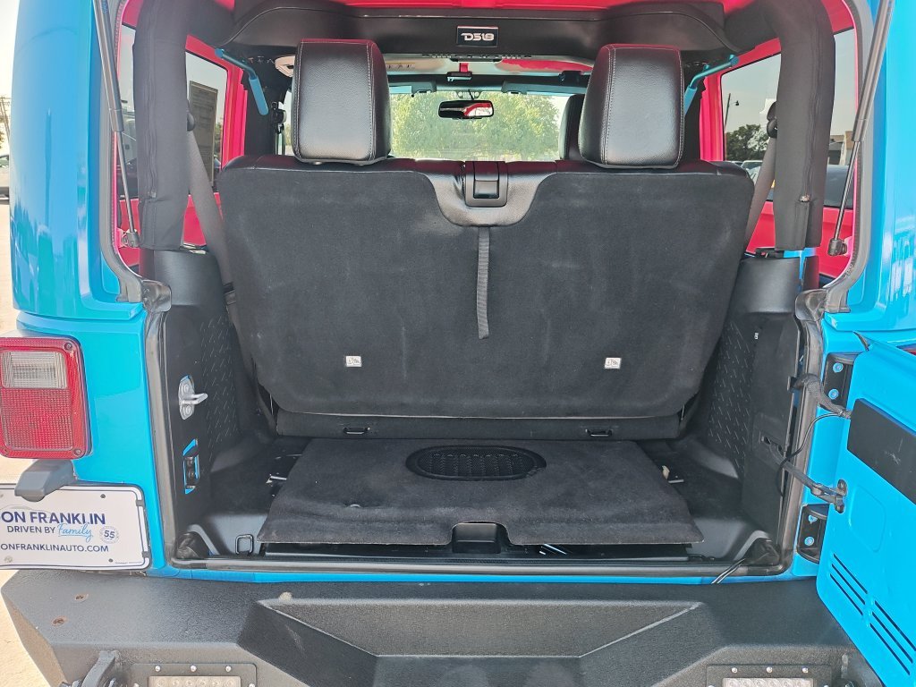 Used 2017 Blue Jeep Sahara image 9