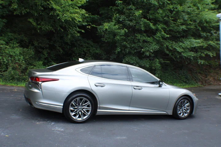 Used 2018  Lexus  image 2