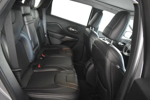 Used 2019 Silver Jeep Latitude Plus image 15