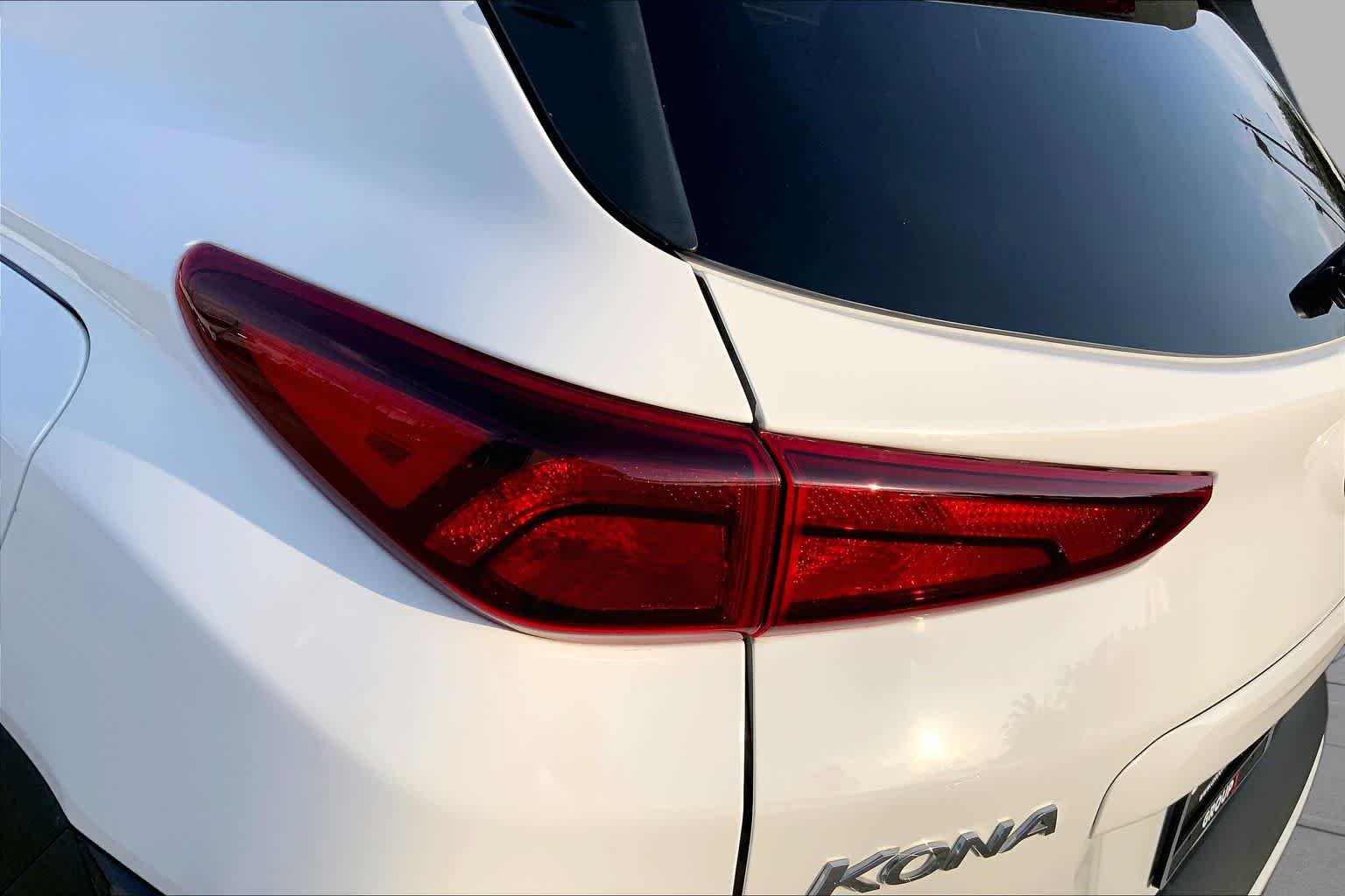 Used 2022 Lunar White Hyundai SEL image 29