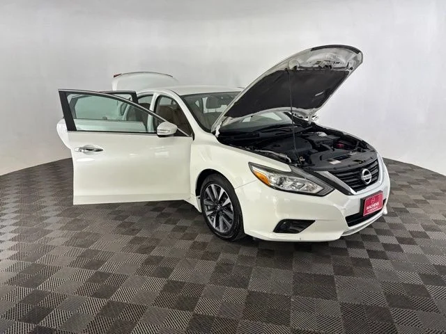 Used 2016 White Nissan 2.5 SL image 12