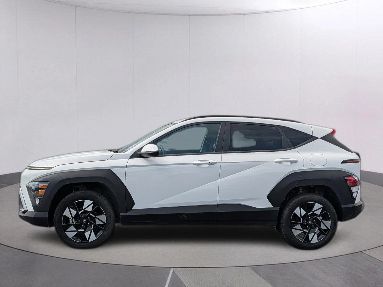 Used 2025 Atlas White Hyundai SEL image 2
