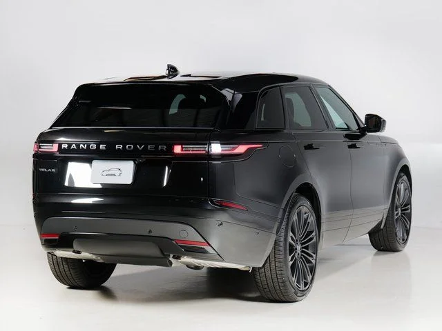 New 2026 Santorini Black Land Rover Dynamic SE image 2
