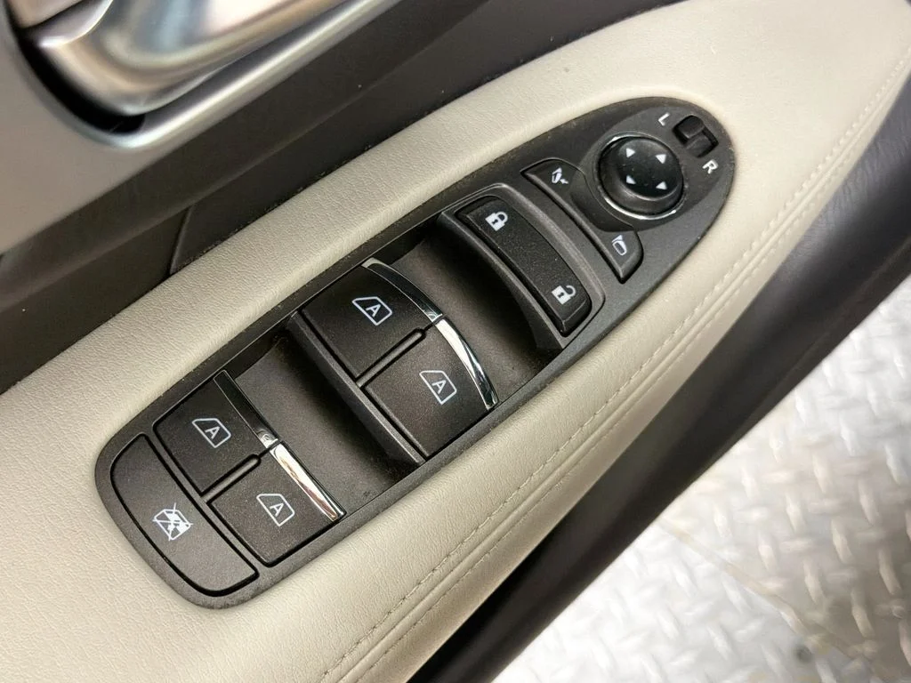Used 2017 Black Obsidian INFINITI 5.6 image 19