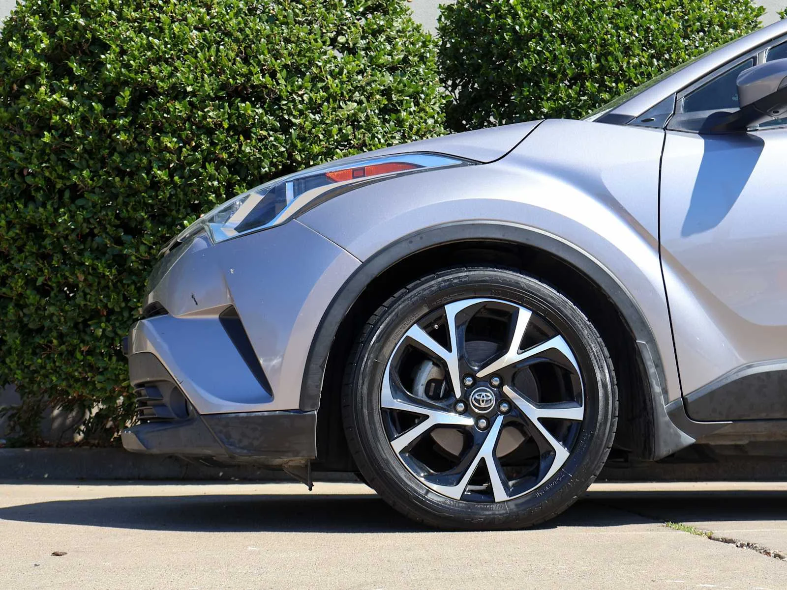 Used 2018 Silver Knockout Metallic Toyota XLE Premium image 6