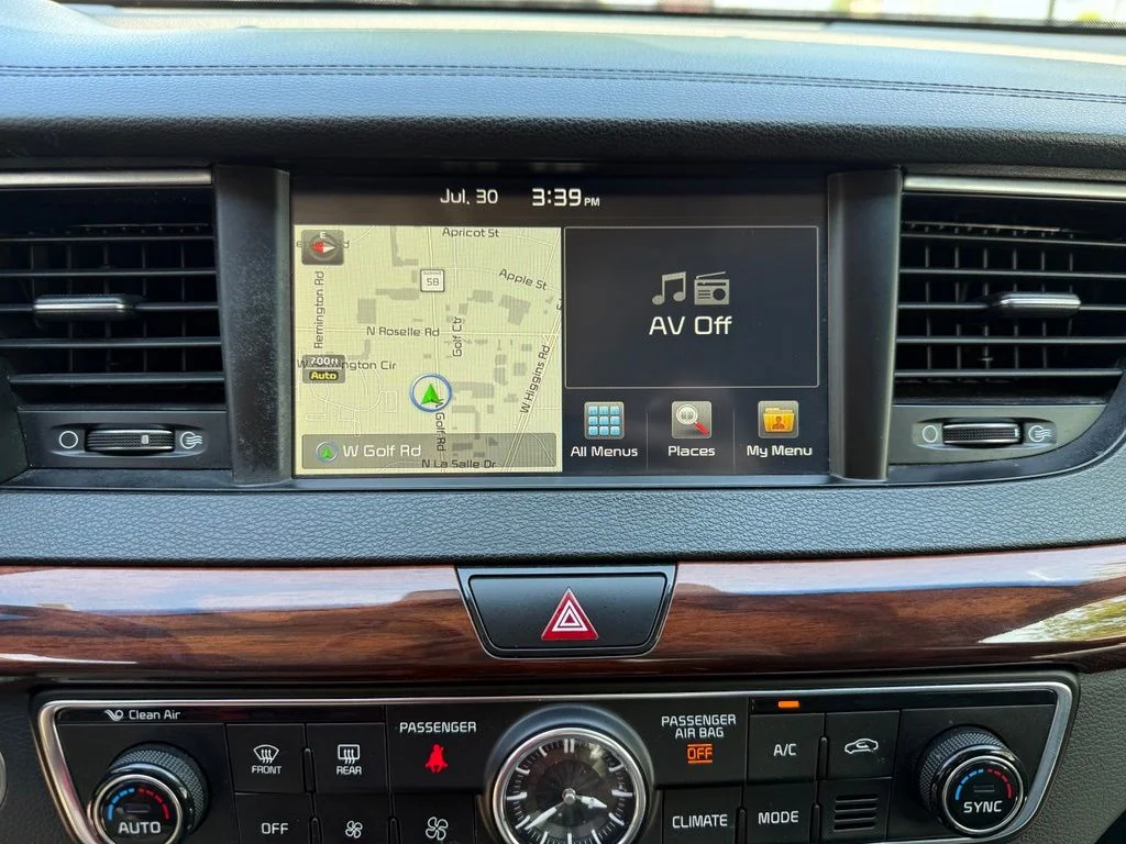 Used 2017 White Kia Premium image 17