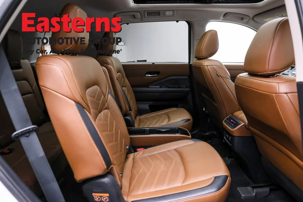 Used 2022 White Nissan Platinum image 25