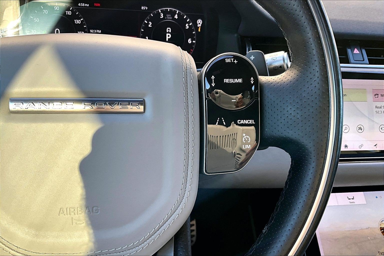 Used 2020 Black Land Rover R-Dynamic HSE image 17
