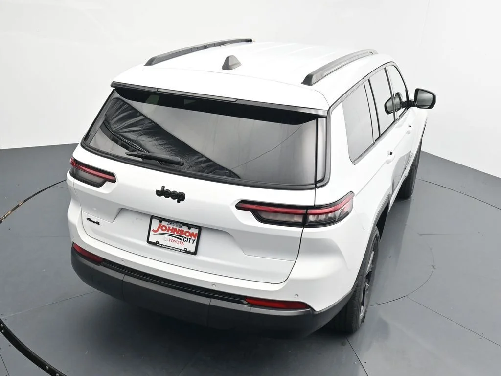 Used 2024 White Jeep Altitude image 24