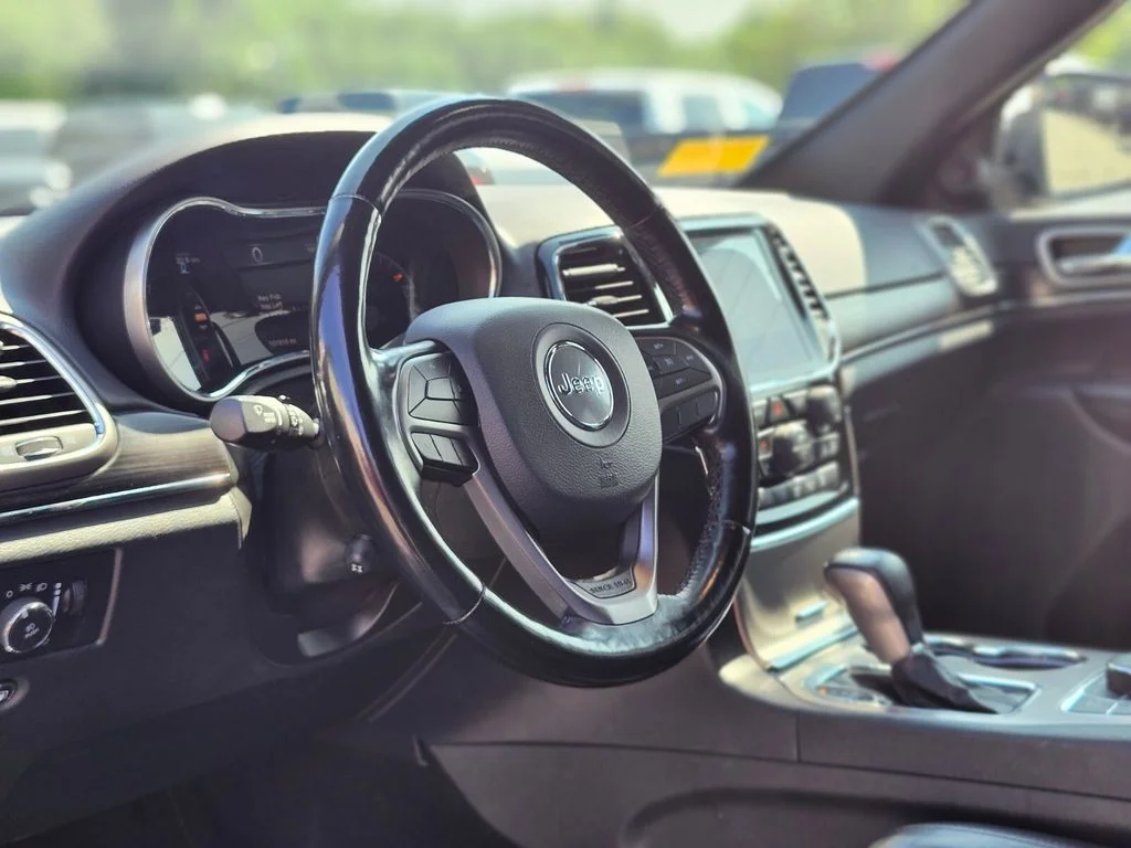 Used 2020 Silver Jeep Limited image 19