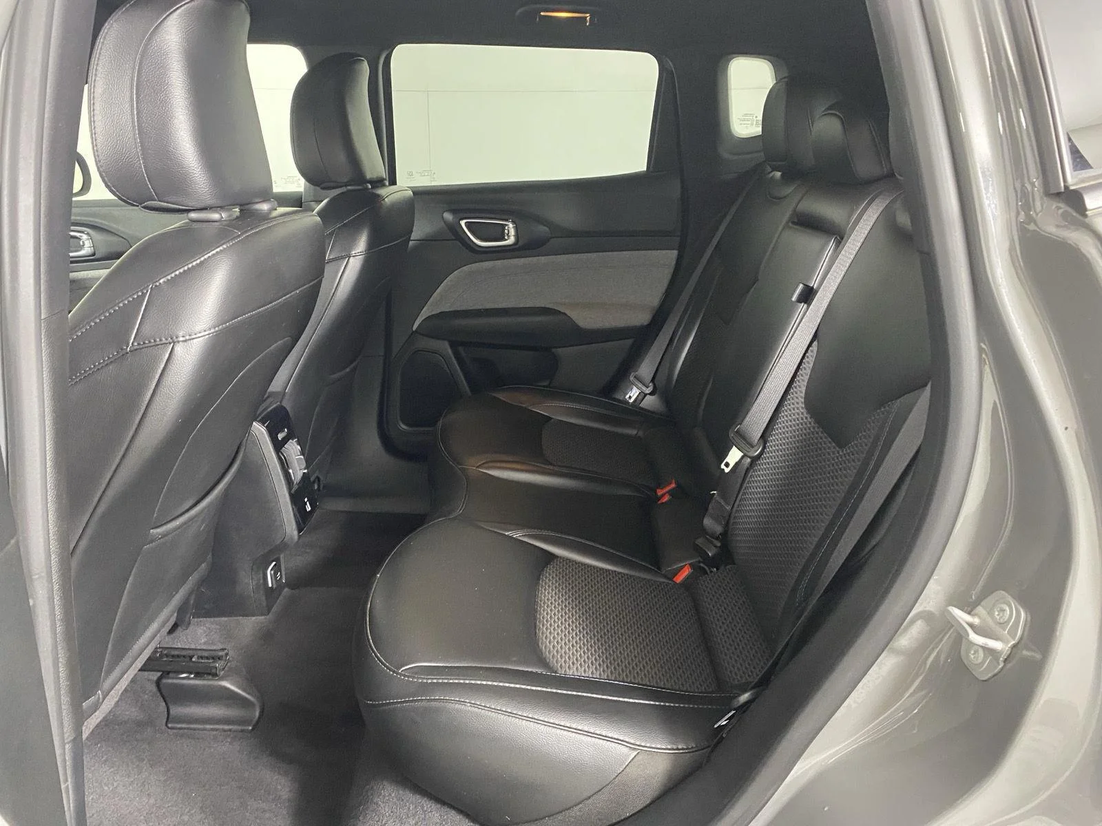 Used 2023 Sting-Gray Clearcoat Jeep Latitude image 23
